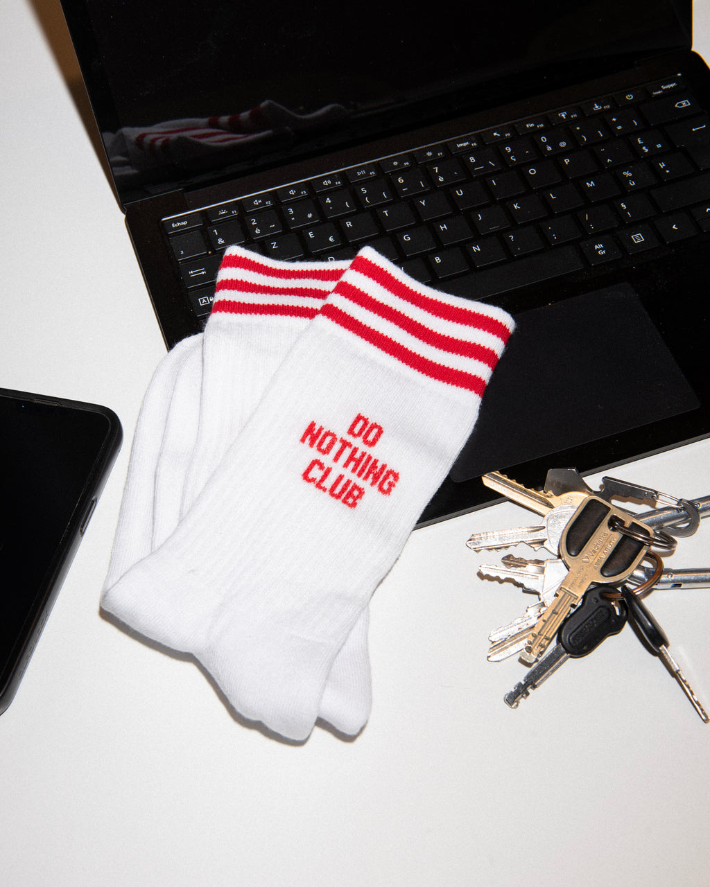 DO NOTHING CLUB RED - WHITE SOCKS